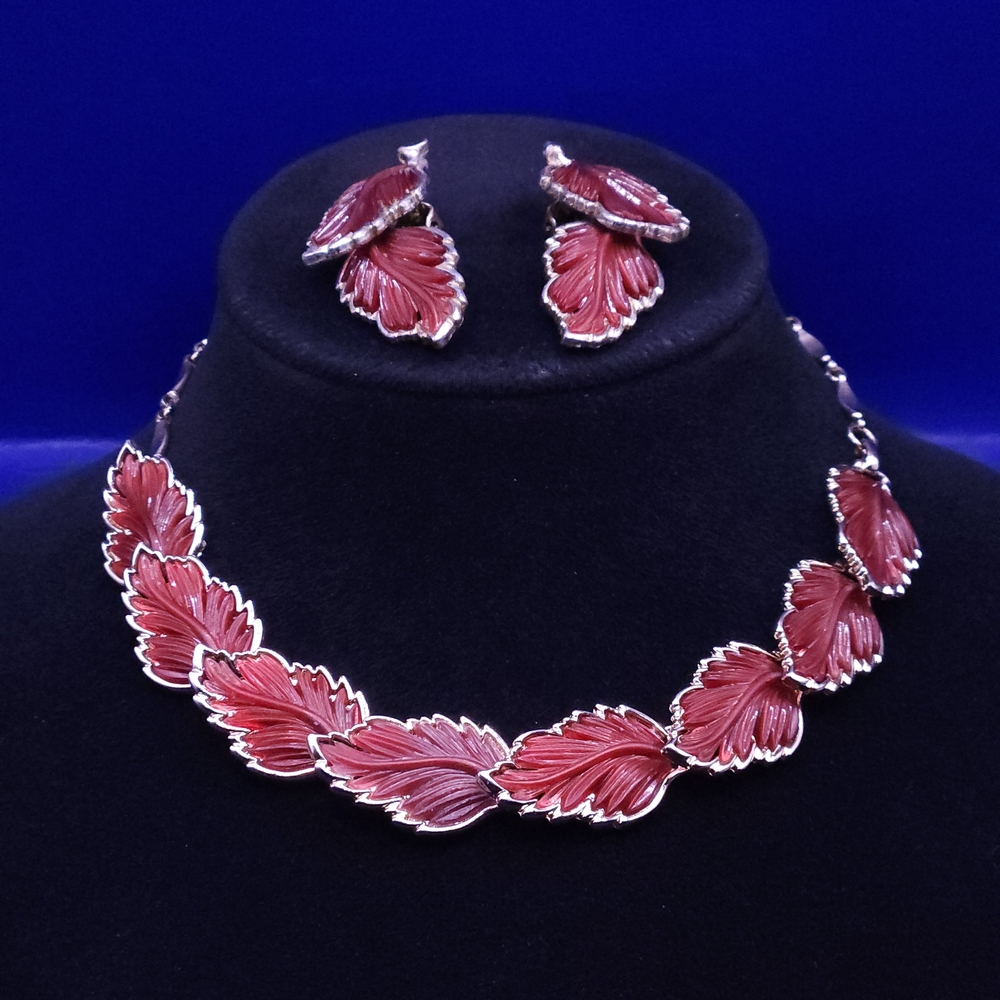 Vintage 1950s 50s Red Thermoset Plastic & Gold Tone Link Collar Leaf Necklace